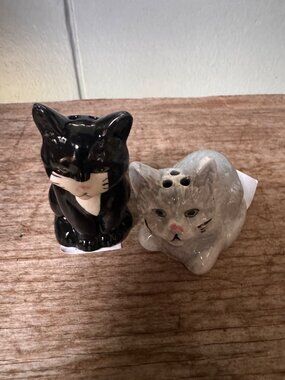 Cracker Barrel Ceramic Cat Salt Pepper Shakers Black Tuxedo Gray Tabby Pair New